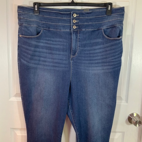 Torrid Boyfriend 3 Button Cotton Jeans Plus Size 26 NWT - Picture 4 of 9